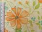 Preview: Patchworkstoff aus der Serie Refresh. Blüten und Blätter auf ecru farbenem Untergrund. Detailansicht