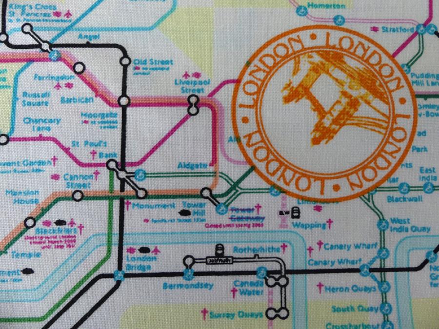 Patchworkstoff mit Stadtplan, Streckennetz der Bahn. Von Timeless Treasures. Nahansicht.