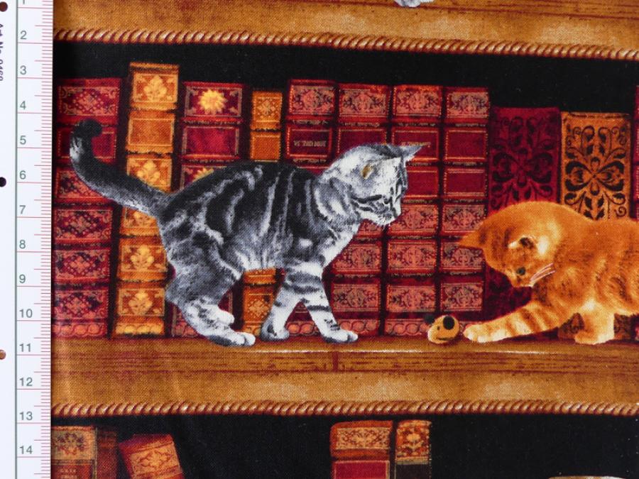 Patchworkstoff von Timeless Treasures mit Katzen und Büchern im Bücherregal. Detailansicht mit Maß.