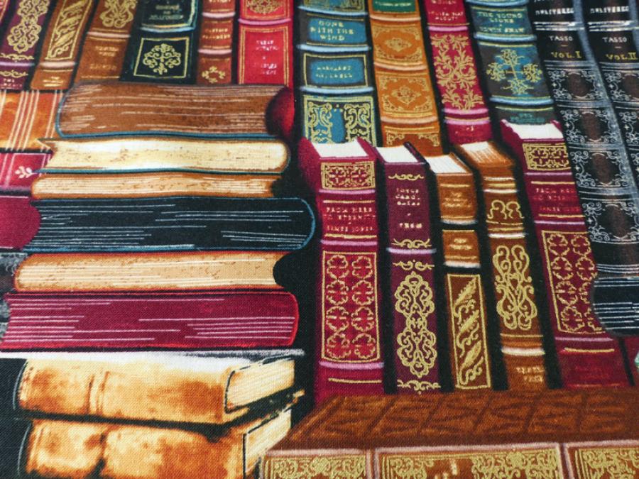 Patchworkstoff von Timeless Treasures. Viele verschiedene Bücher im Bücherregal, Bibliothek. Nahansicht.