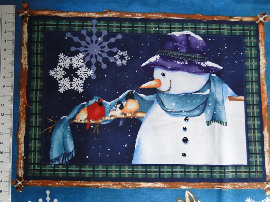 Patcworkstaoff. Panle. Detailansicht von Schneemann mit Vogel mit Maß.