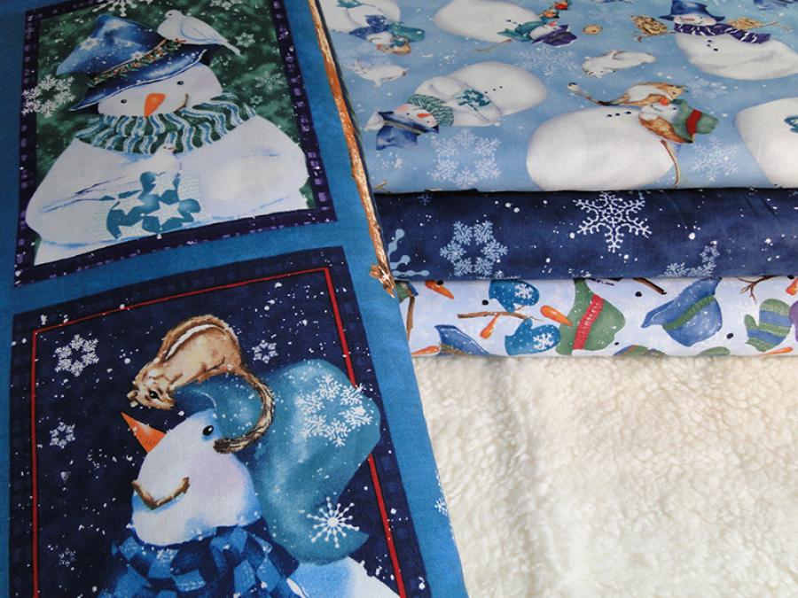 Verschiedene Patchworkstoffe von Clothworks aus der Serie Creature Comforts .