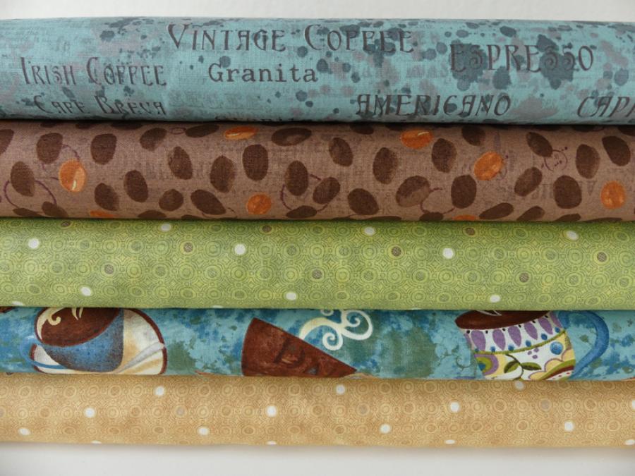 Verschiedene Patchworkstoffe von Clothworks aus der Serie CoffeeHouse..