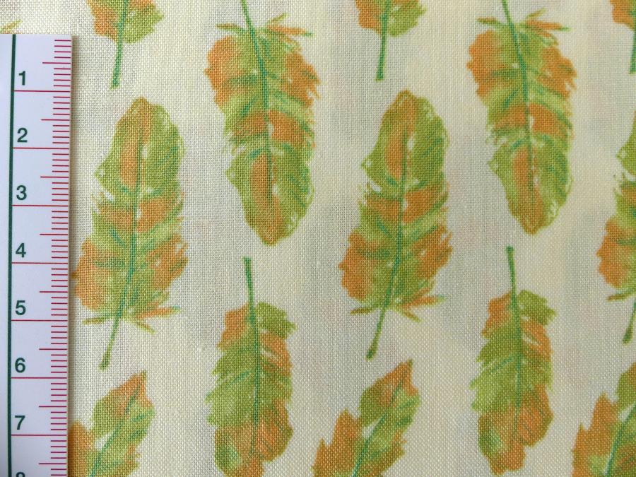 Patchworkstoff aus der Serie Refresh. Grüne Blätter mit orange auf ecru farbenem Untergrund.Detailansicht mit Maß.