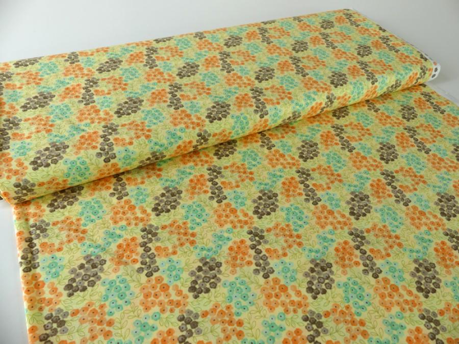 Patchworkstoff, Meterware von Moda aus der Serie Refresh. Blüten in apricot und mint auf gelben Untergrund.