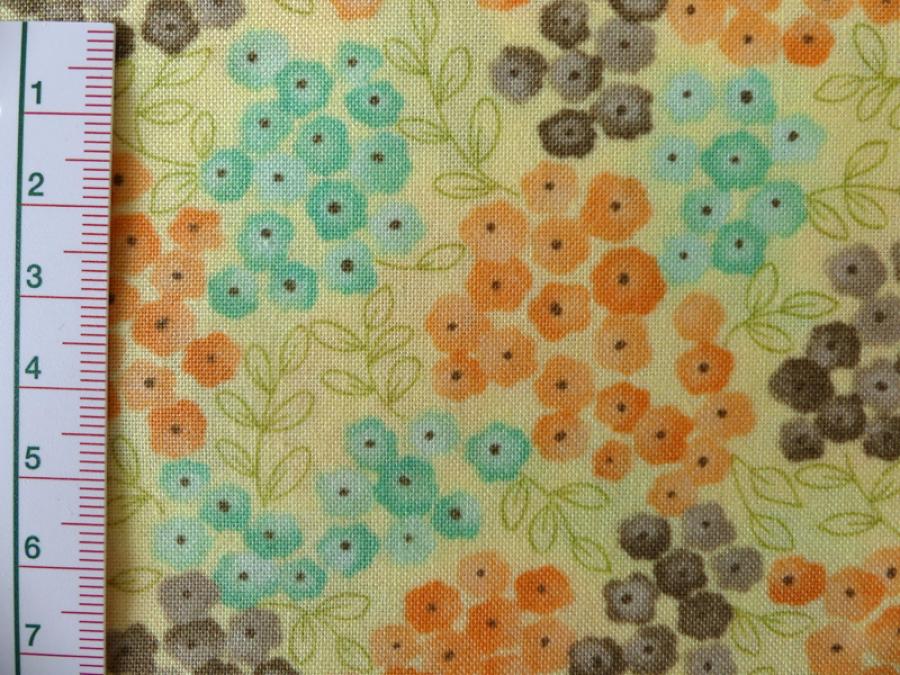 Patchworkstoff aus der Serie Refresh. Blüten in apricot und mint auf gelben Untergrund. Detailansicht mit Maß.