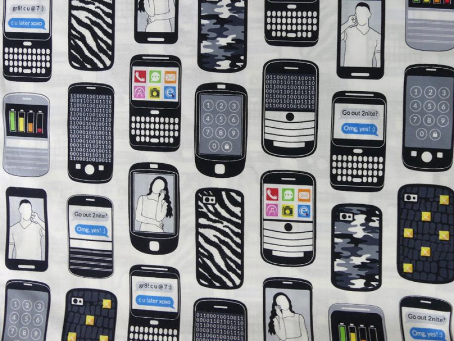 Stoff von Windham Fabrics mit Handy,  Mobiltelefon, Telefonen auf weiß.