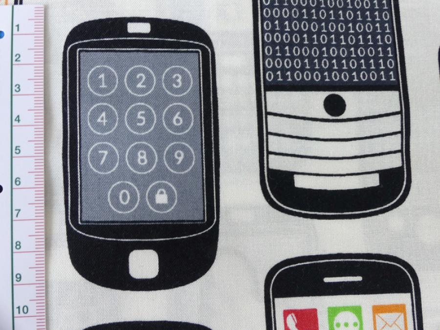 Patchworkstoff von Windham Fabrics mit Handy,  Mobiltelefon, Telefonen auf weiß.  Detailansicht mit Maß.