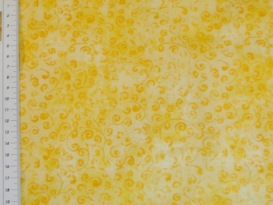 Patchworkstoff mit floralemMuster in gelb von Quilting Treasures. Detailansicht mit Maß.