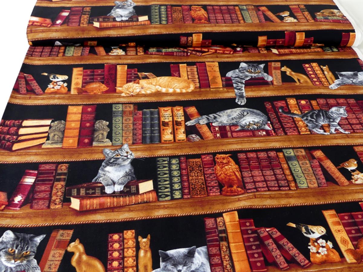Patchworkstoff von Timeless Treasures mit Katzen und Büchern im Bücherregal.