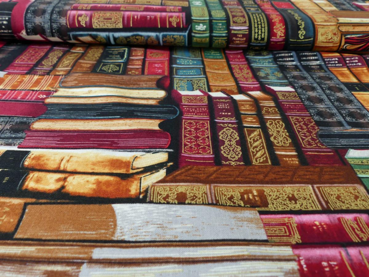 Patchworkstoff von Timeless Treasures. Viele verschiedene Bücher im Bücherregal, Bibliothek. Nahansicht.