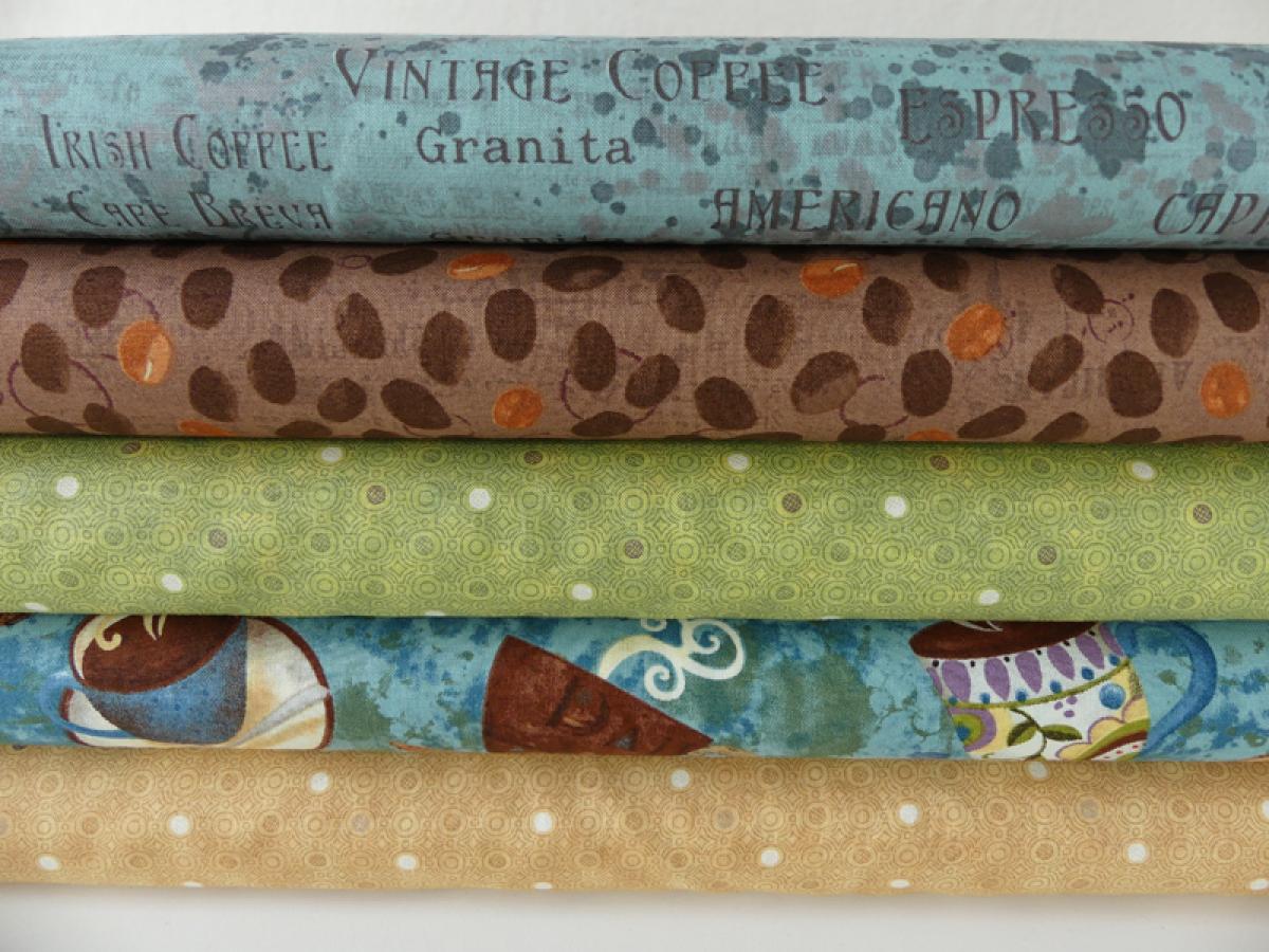 Verschiedene Patchworkstoffe von Clothworks aus der Serie CoffeeHouse..