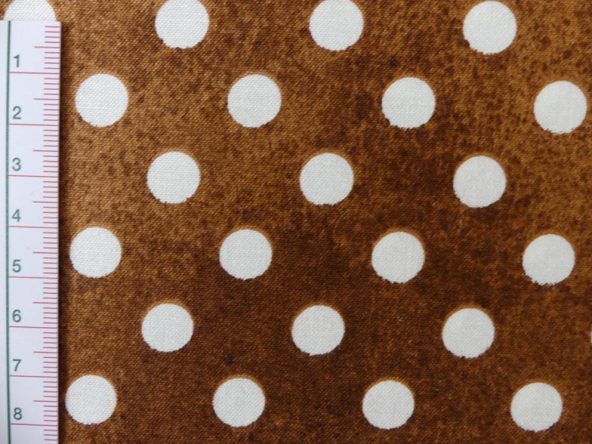 Patchworkstoff mit weißen Punkten auf braunem Untergrund von Quilting Treasures aus der Serie Daily Grind. Detailansicht mir Maß.