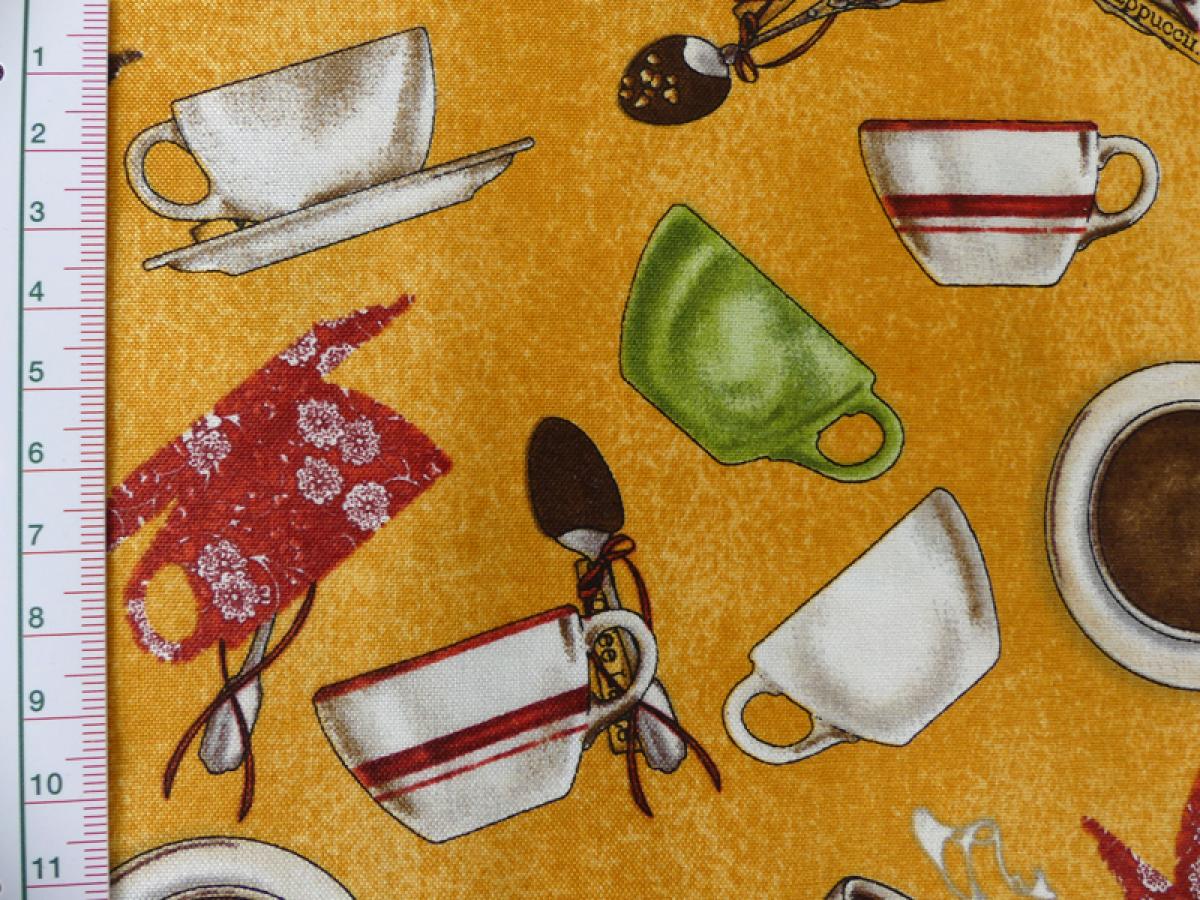 Patchworkstoff mit bunten Tassen auf gelbem Untergrund von Quilting Treasures aus der Serie Daily Grind. Detailansicht mit Maß.