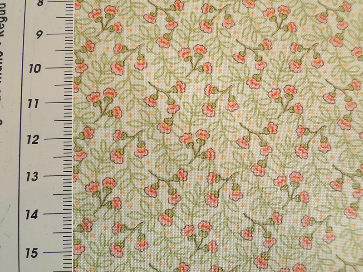 Patchworkstoff mit niedlichen, kleinen Blüten in corall und hellgrün auf creme. Von Timeless Treasures.  Detailansicht mit Maß.