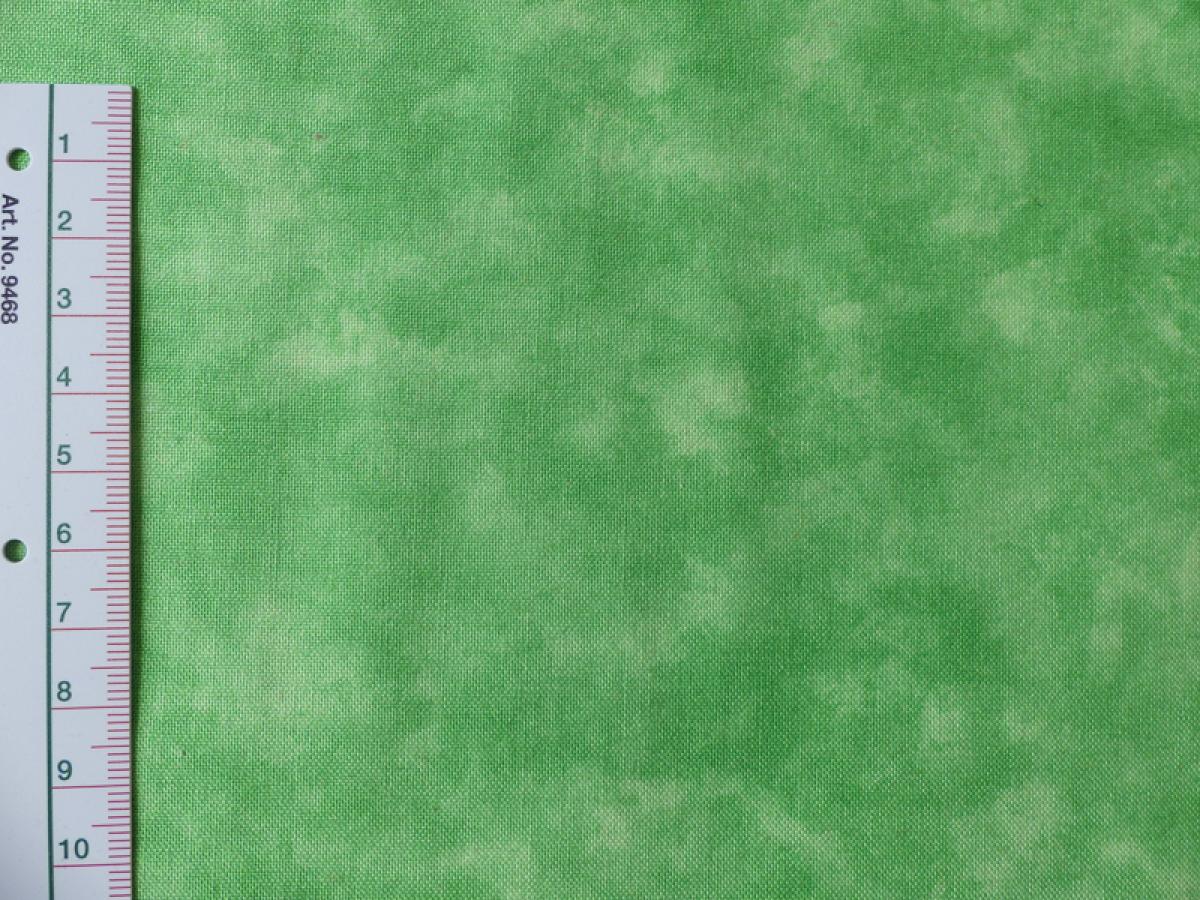 Patchworkstoff, Meterware. Detailansicht mit Maß. Grün, frühlingsgrün marmorierter Klassiker von Moda aus der Serie Marbles.