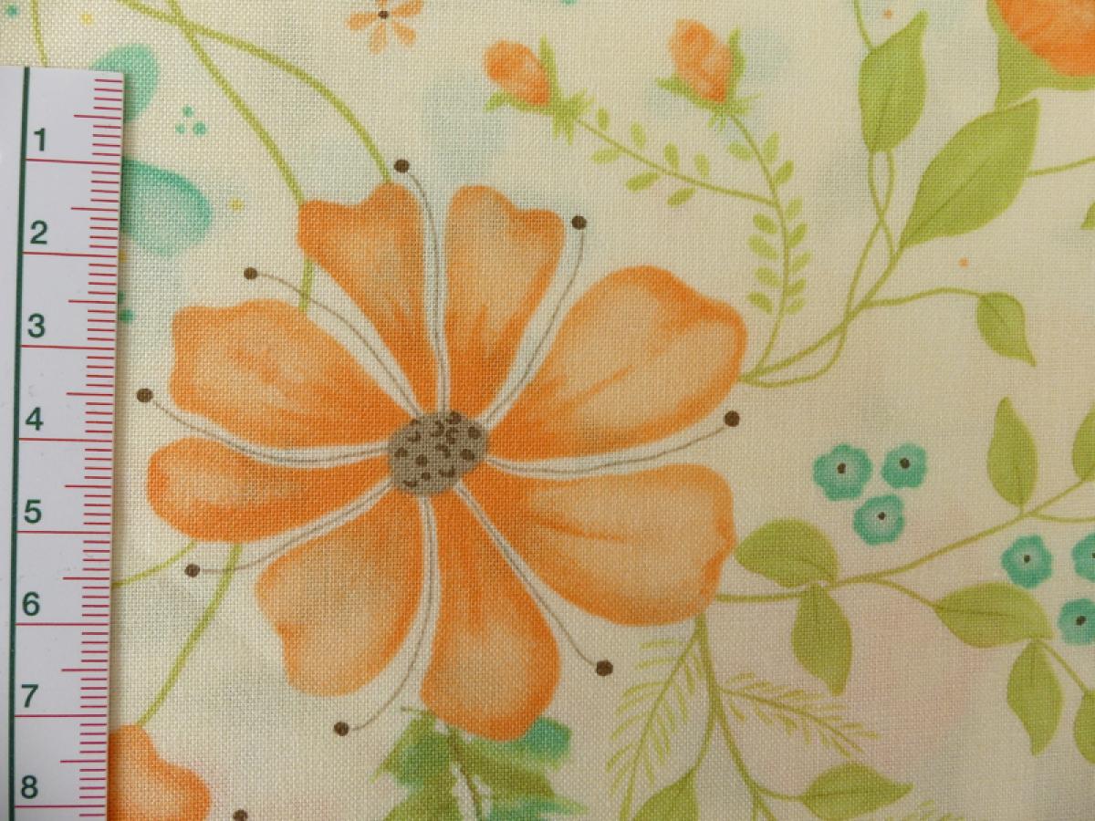 Patchworkstoff aus der Serie Refresh. Blüten und Blätter auf ecru farbenem Untergrund. Detailansicht