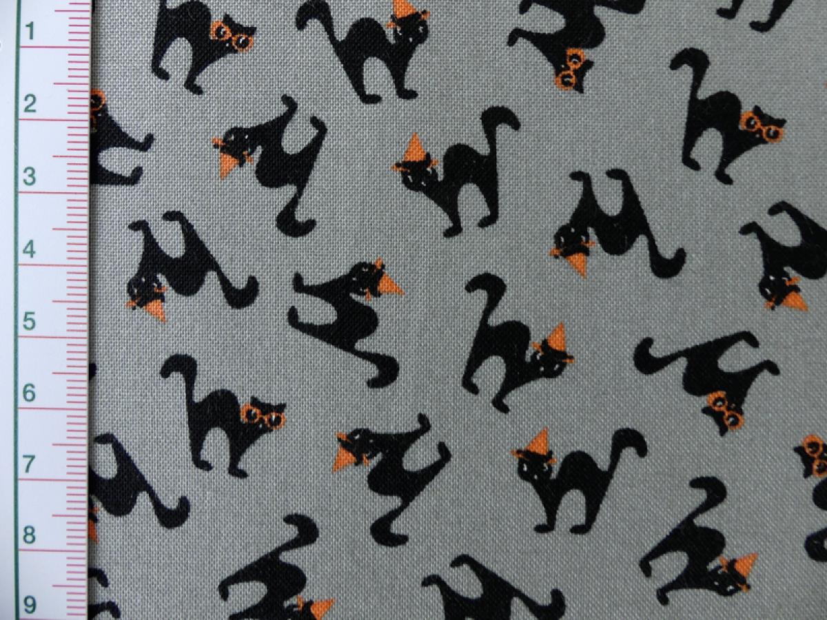 Patchworkstoff aus der Serie Spooky Delights. Kleine schwarze Katzen auf grau. Detailansicht mit Maß.