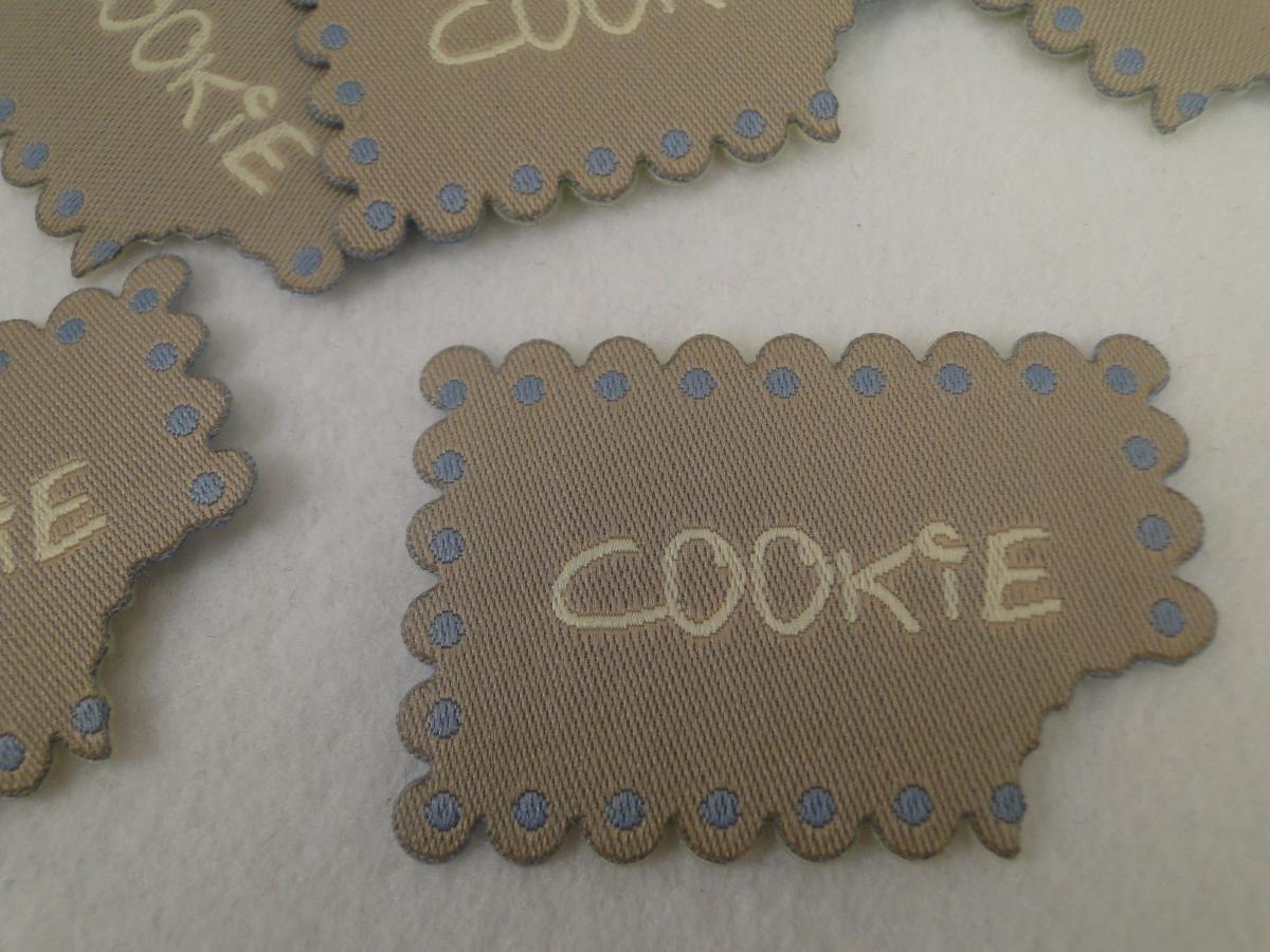 Etikett zum Aufbügeln mit angeknabbertem Keks, Cookie, beige.