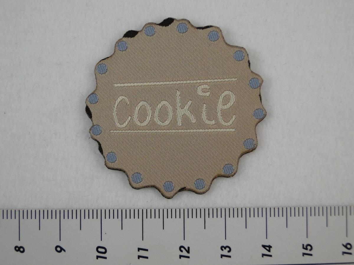 Etikett zum Aufbügeln mit Cookie Keks. Rund, beige. Detailansicht mit Maß.