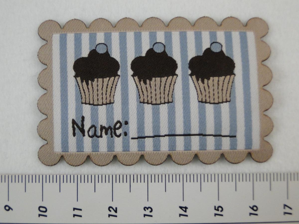 Etikett zum Aufbügeln mit 3 Muffins, kann mit dem Namen beschriftet werden. Detailansicht mit Maß.