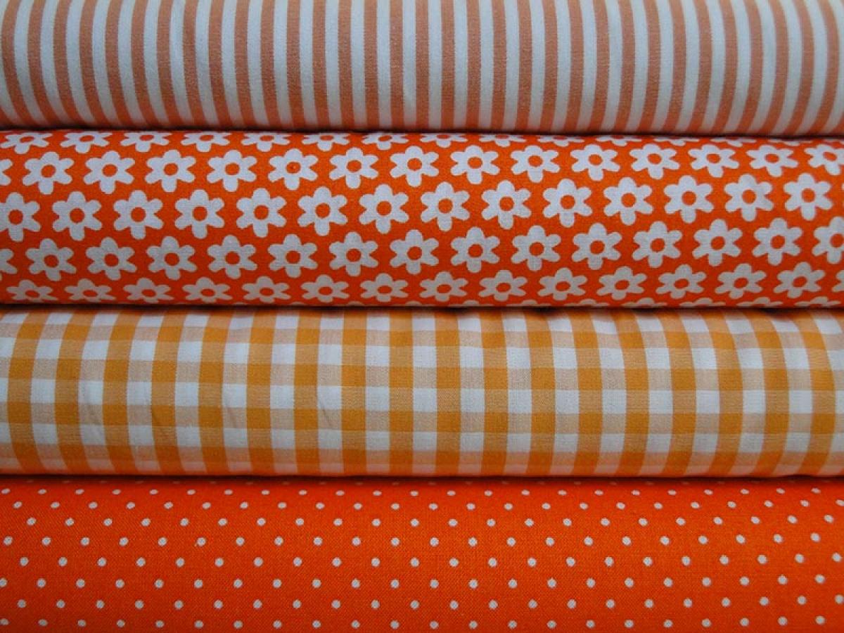 Verschiedene Baumwollstoffe in orange.